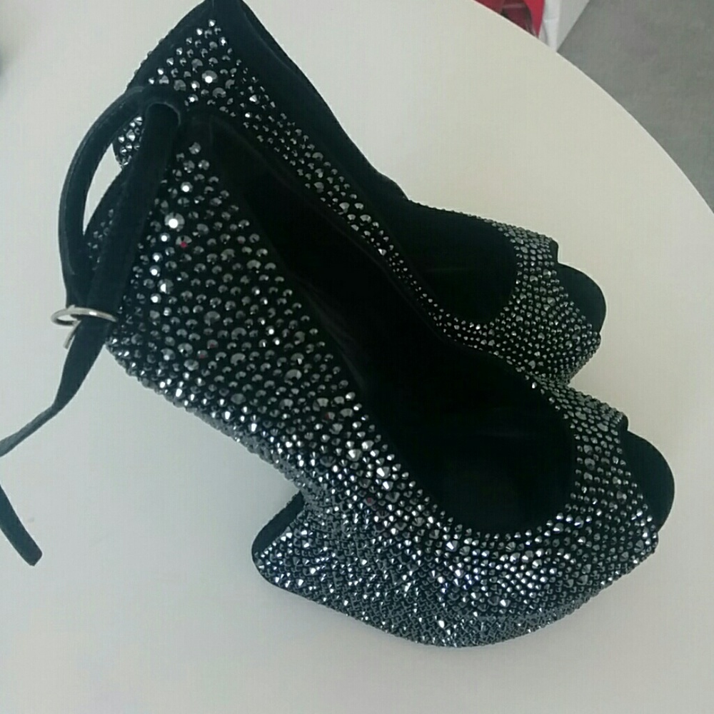 Shoes - Picture 3 of 3